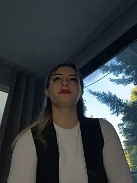Snapshot of Ella_Vee chatting on 09/18/25, 04:48 Ella Vee online show from 09/18/25, 04:48