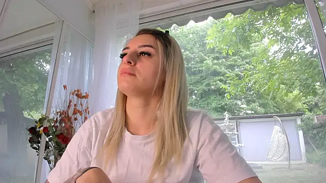 Snapshot of Ella_Vee chatting on 05/20/26, 05:04 Ella Vee online show from 05/20/26, 05:04