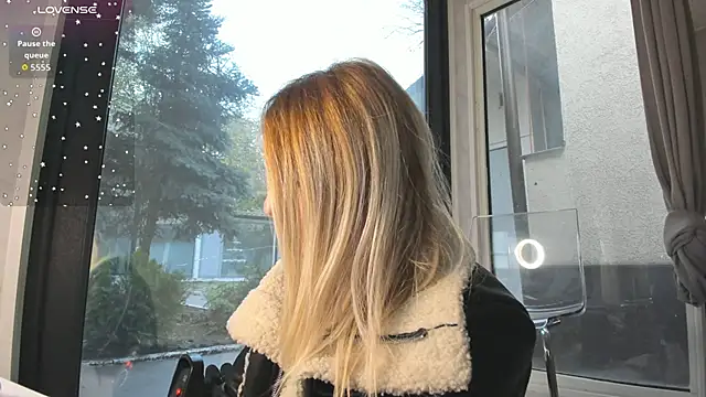 Ella Vee online show from 11/17/25, 06:06