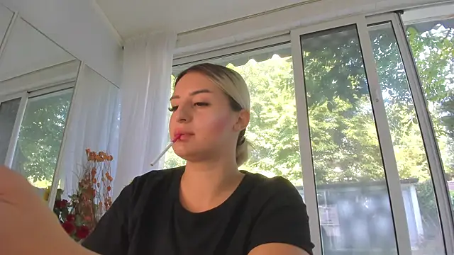 Snapshot of Ella_Vee chatting on 07/17/26, 06:32 Ella Vee online show from 07/17/26, 06:32