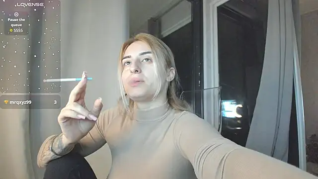 Snapshot of Ella_Vee chatting on 10/17/25, 02:48 Ella Vee online show from 10/17/25, 02:48