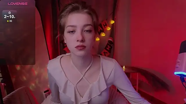 Snapshot of AstraMist chatting on 10/29/25, 04:28 AstraMist online show from 10/29/25, 04:28