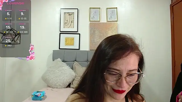 Snapshot of _naomi_s chatting on 05/19/26, 01:40 naomi s online show from 05/19/26, 01:40