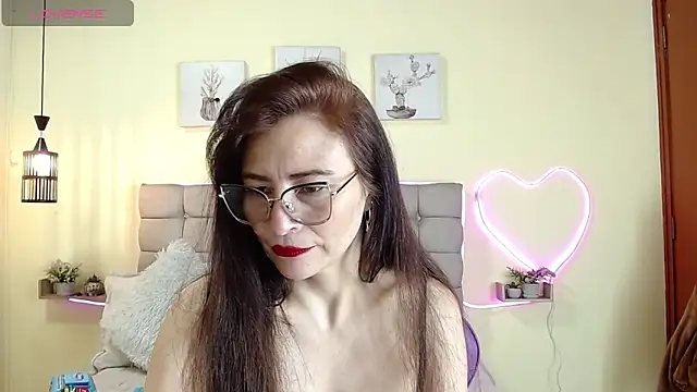 Snapshot of _naomi_s chatting on 06/16/26, 01:33 naomi s online show from 06/16/26, 01:33