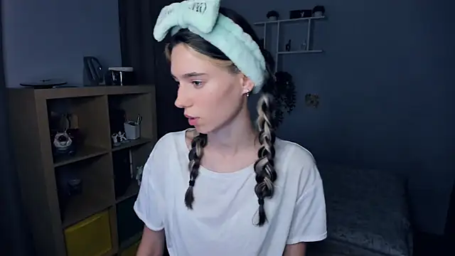 Snapshot of AntonettaTarring chatting on 09/11/25, 07:30 AntonettaTarring online show from 09/11/25, 07:30