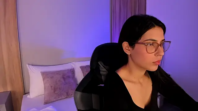 Snapshot of desireee_ chatting on 11/04/25, 12:20 desireee online show from 11/04/25, 12:20