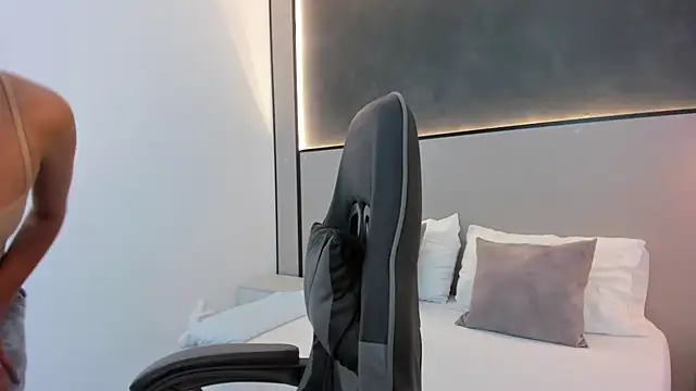 Snapshot of desireee_ chatting on 10/20/25, 12:17 desireee online show from 10/20/25, 12:17