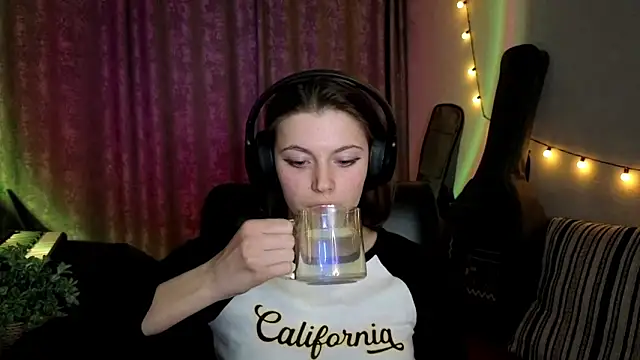 CutieAnny online show from 02/25/26, 08:41