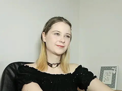 Snapshot of LydiaYoung chatting on 09/25/25, 06:14 LydiaYoung online show from 09/25/25, 06:14