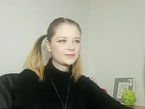 Snapshot of LydiaYoung chatting on 10/02/25, 06:11 LydiaYoung online show from 10/02/25, 06:11