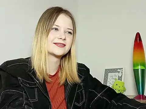 Snapshot of LydiaYoung chatting on 10/09/25, 06:19 LydiaYoung online show from 10/09/25, 06:19