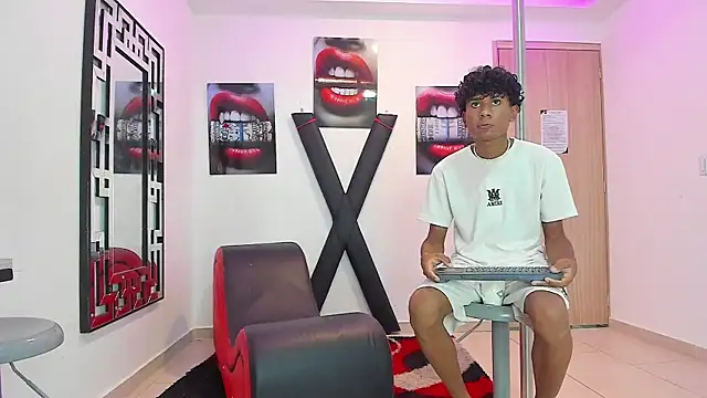 LONDON BOYS1 online show from 09/18/25, 07:11