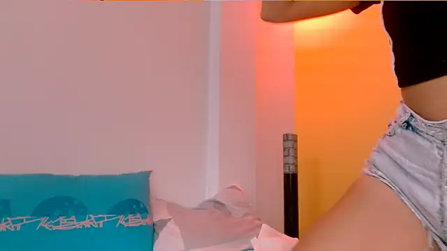 skinnyyuliana18 online show from 10/15/25, 07:55