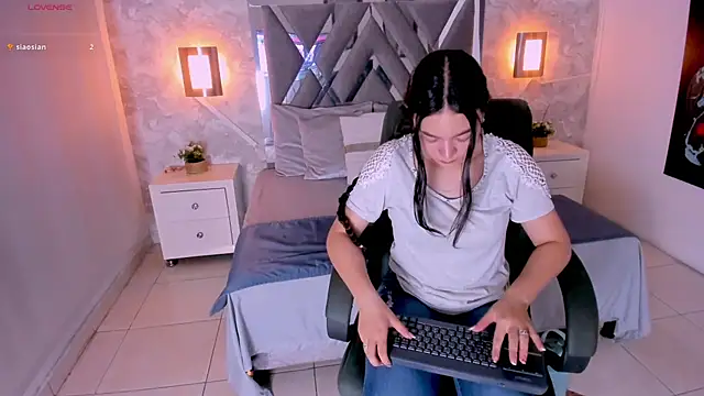 Snapshot of Elen_CR chatting on 10/18/25, 02:35 Elen CR online show from 10/18/25, 02:35