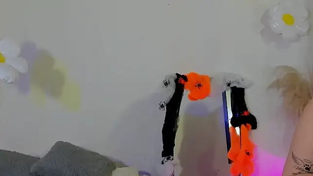 Naomi Flame online show from 10/28/25, 08:41