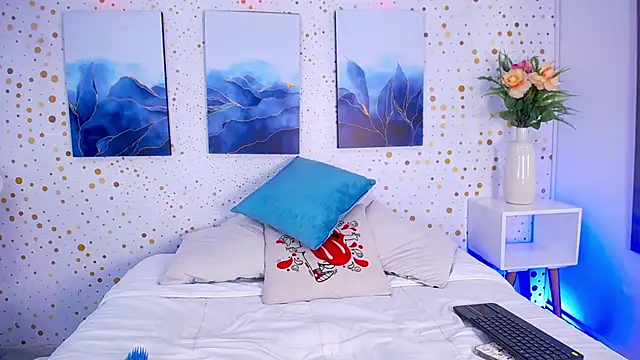 Emily Vaughan online show from 11/08/25, 03:32