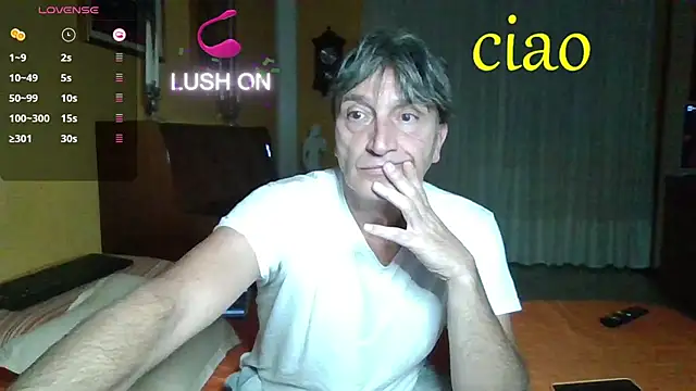 Snapshot of lattediyak chatting on 10/16/25, 11:24 lattediyak online show from 10/16/25, 11:24