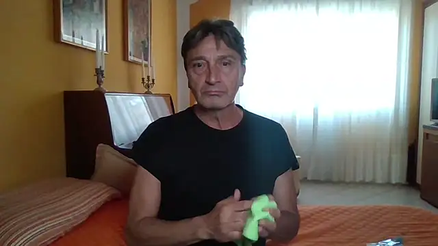 Snapshot of lattediyak chatting on 10/09/25, 12:38 lattediyak online show from 10/09/25, 12:38