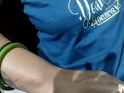 Snapshot of NehaQn chatting on 10/21/25, 01:54 NehaQn online show from 10/21/25, 01:54