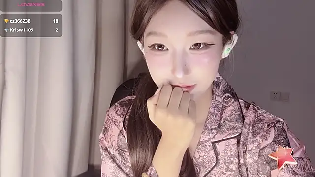 Snapshot of Winnie666- chatting on 09/29/25, 04:34 Winnie666- online show from 09/29/25, 04:34