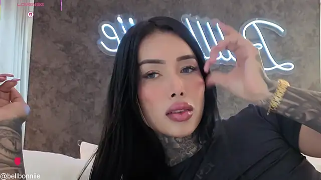 Snapshot of belllbonniie chatting on 05/18/26, 11:31 belllbonniie online show from 05/18/26, 11:31