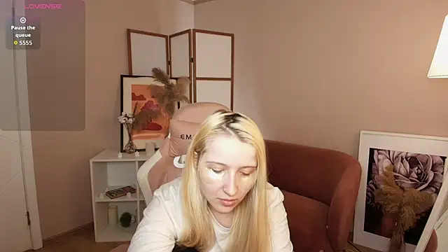 Milana Key online show from 12/15/25, 09:04