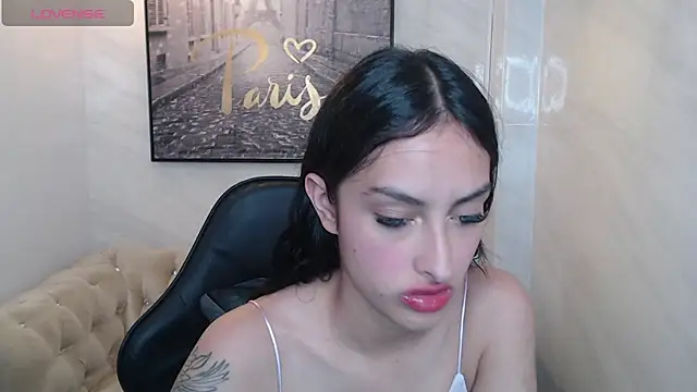 Snapshot of Tifany_v chatting on 10/18/25, 01:02 Tifany v online show from 10/18/25, 01:02