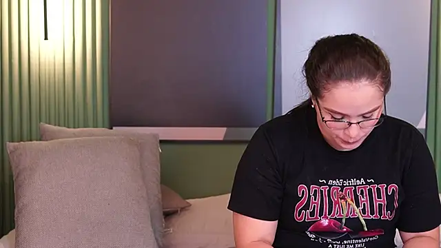 Tayler Kim online show from 09/25/25, 04:35