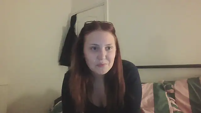 Snapshot of RoseMaee chatting on 10/15/25, 05:32 RoseMaee online show from 10/15/25, 05:32