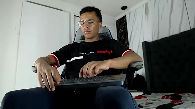 aston xvera online show from 11/08/25, 03:43