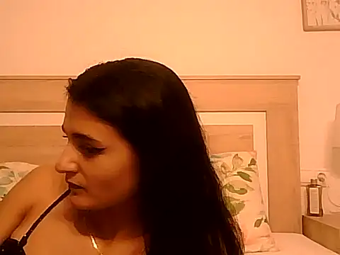 Snapshot of Ella0105 chatting on 09/08/25, 05:01 Ella0105 online show from 09/08/25, 05:01