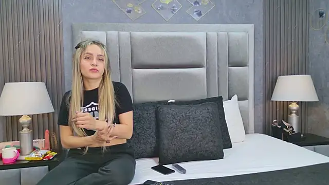 Snapshot of ZoeWilliis chatting on 07/02/26, 11:27 ZoeWilliis online show from 07/02/26, 11:27
