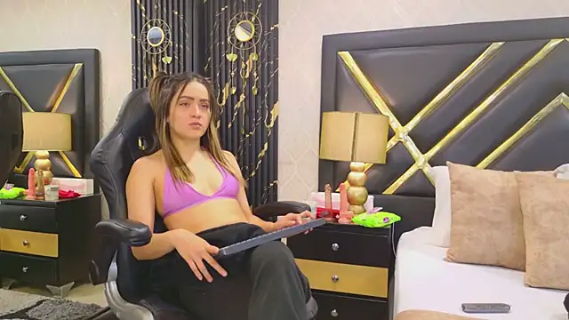 Snapshot of ZoeWilliis chatting on 02/22/26, 12:18 ZoeWilliis online show from 02/22/26, 12:18