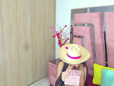 MaraKarly online show from 10/31/25, 02:02