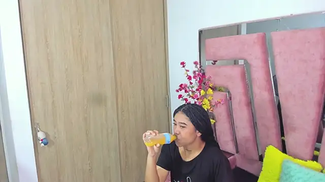 MaraKarly online show from 11/26/25, 06:30