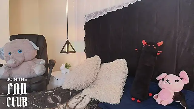Snapshot of IvyBelle_ chatting on 05/20/26, 11:18 IvyBelle online show from 05/20/26, 11:18