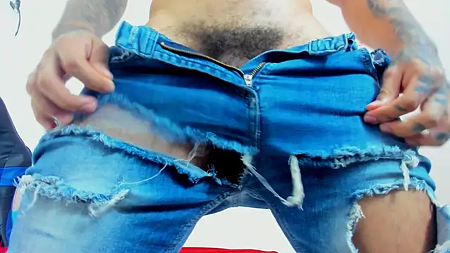 Snapshot of magic_mike_26 chatting on 10/22/25, 01:43 magic mike 26 online show from 10/22/25, 01:43