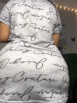 Snapshot of latina_curvy22 chatting on 11/04/25, 09:18 latina curvy22 online show from 11/04/25, 09:18