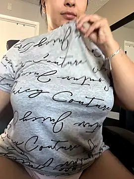 Snapshot of latina_curvy22 chatting on 11/23/25, 11:15 latina curvy22 online show from 11/23/25, 11:15