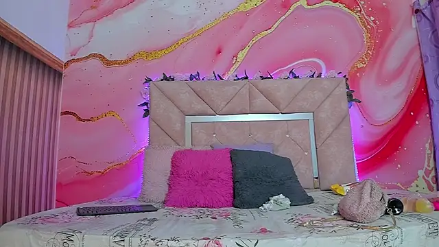 Snapshot of Taylor_oriana_ chatting on 12/17/25, 11:04 Taylor oriana online show from 12/17/25, 11:04