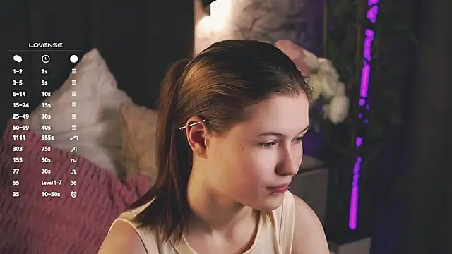 Snapshot of LynHillaire chatting on 05/03/26, 12:42 LynHillaire online show from 05/03/26, 12:42