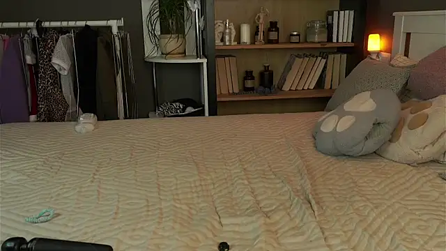 LynHillaire online show from 02/09/26, 12:03