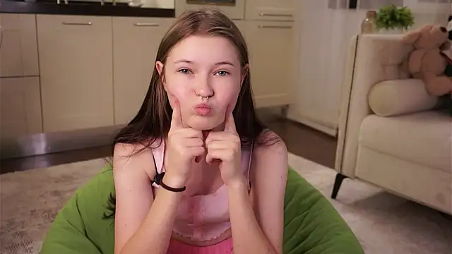 LynHillaire online show from 09/18/25, 11:13