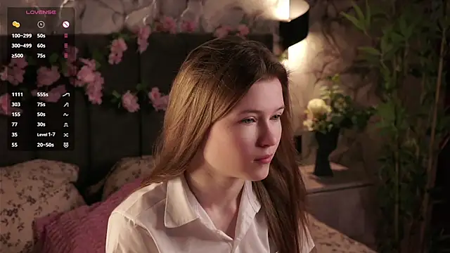 Snapshot of LynHillaire chatting on 06/03/26, 12:17 LynHillaire online show from 06/03/26, 12:17