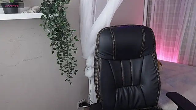 Snapshot of Mystic_blue chatting on 11/20/25, 12:50 Mystic blue online show from 11/20/25, 12:50