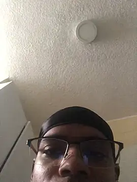 Snapshot of criss_zuri chatting on 01/14/26, 01:04 criss zuri online show from 01/14/26, 01:04