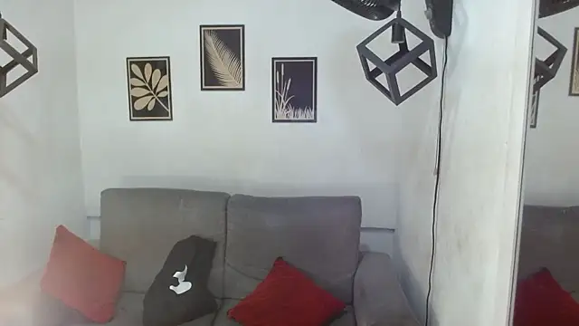 Snapshot of criss_zuri chatting on 12/19/25, 12:18 criss zuri online show from 12/19/25, 12:18