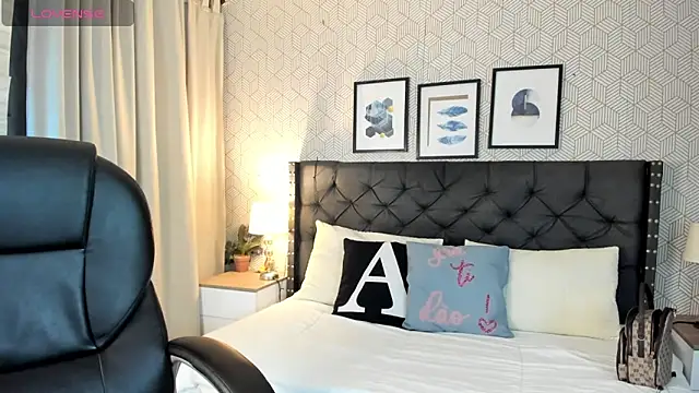 sophie  blare online show from 04/23/26, 07:15