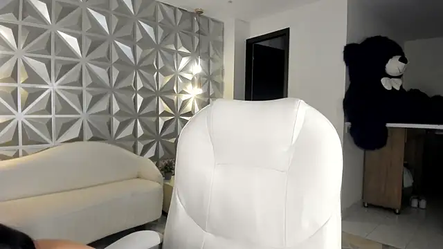 zoerouse  online show from 12/18/25, 08:56