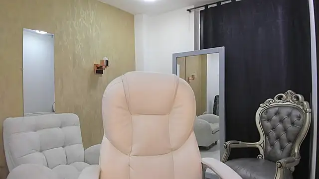 zoerouse  online show from 11/15/25, 08:13